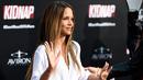 Halle Berry menyapa awak media saat menghadiri pemutaran film barunya "Kidnap" di ArcLight Hollywood di Los Angeles (31/7). Aktris 50 tahun ini tampil seksi dengan rok mini army dengan busana putih. (Photo by Chris Pizzello/Invision/AP)