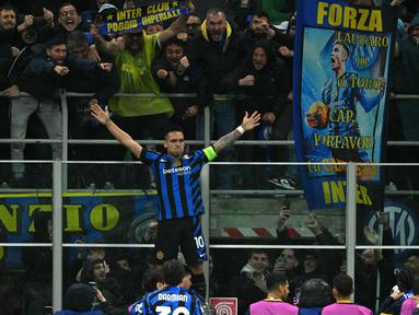 Penyerang Inter Milan asal Argentina, Lautaro Martinez melakukan selebrasi dengan para pendukung setelah mencetak gol pertama untuk timnya saat pertandingan leg kedua perempat final Liga Champions 2024/2025 melawan Bayern Munchen di stadion San Siro, Milan pada 16 April 2025 atau Kamis 17 April 2025 dini hari WIB. (Alberto PIZZOLI/AFP)