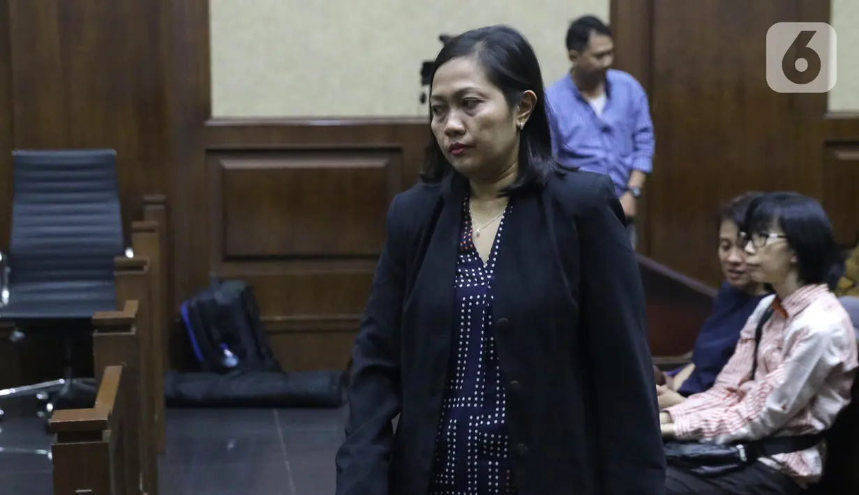Terdakwa perantara suap mantan anggota DPR Bowo Sidik Pangarso, M Indung Andriani bersiap menjalani sidang pembacaan tuntutan di Pengadilan Tipikor, Jakarta, Rabu (16/10/2019). M Indung Andriani dituntut 4 tahun penjara dan denda Rp 200 juta. (Liputan6.com/Helmi Fithriansyah)