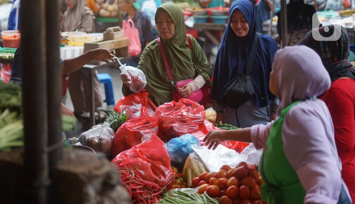 <p>Aktivitas jual beli menggunakan kantong plastik di pasar tradisional di Jakarta, Kamis (9/1/2020). Berdasarkan Pergub Nomor 142 Tahun 2019, para pengelola usaha bisa dikenakan denda mencapai Rp 25 juta apabila melanggar aturan tentang penggunaan kantong plastik. (Liputan6.com/Immanuel Antonius)</p>