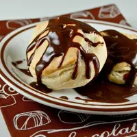 Menikmati cokelat di pagi hari untuk menjaga mood dan tetap merasa bahagia!