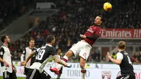 Pemain AC Milan Zlatan Ibrahimovic menyundul bola saat menghadapi Juventus pada pertandingan Coppa Italia di Stadion San Siro, Milan, Italia, Kamis (13/2/2020). Pertandingan berakhir 1-1. (AP Photo/Antonio Calanni)