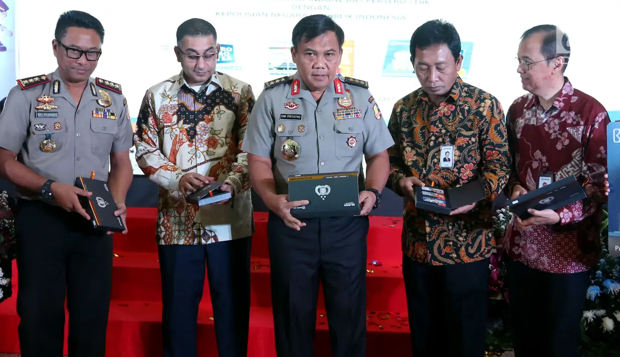 Irwasum Polri, Komjen Dwi Priyatno (tengah), Direktur kelembagaan PT BRI, Sis Apik Wijayanto (kedua kanan) menunjukan kartu dalam rangkaian acara peluncuran Kartu BRI Promoter, Jakarta, Jumat (16/6). (Liputan6.com/Johan Tallo)