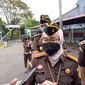 Kepala Kejaksaan Negeri Garut, Neva Sari Susanti, mengutip pembacaan majelis hakim menyatakan, terdakwa secara sah dan meyakinkan bersalah melakukan tindak pidana pembunuhan berencana dan pencurian terhadap korban. (Liputan6.com/Jayadi Supriadin)