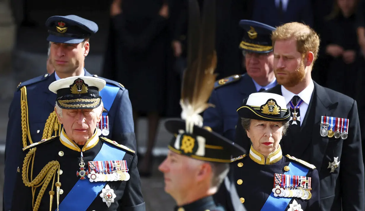 <p>Raja Charles III, Putri Anne, Pangeran William dan Pangeran Harry di pemakaman Ratu Elizabeth II. (Hannah Mckay/Pool Photo via AP)</p>
