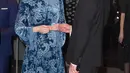 Duchess of Cambridge, Kate Middleton berbincang saat menghadiri acara kerajaan di sela kunjungannya di Stockholm, Swedia, 31 Januari 2018. Banyak yang menilai jika gaun yang dikenakan Kate Middleton malam itu terlihat jadul dan tak pantas. (AP Photo)