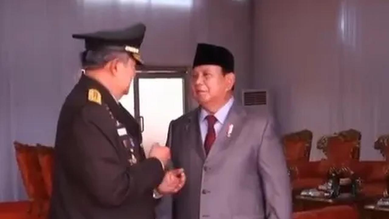 Prabowo terlihat tampil mengenakan setelan jas berwarna abu-abu saat sambut SBY.<br>