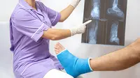 It's Unacceptable adalah pesan yang diganungkan dalam peringatan Hari Osteoporosis Sedunia 2025, ini maknanya. Foto: Pvproductions/Freepik.