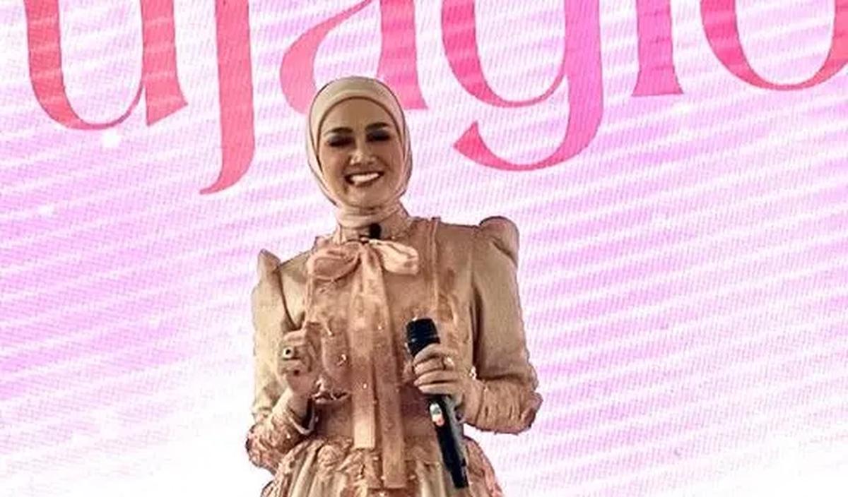 Video tersebut menuai banyak komentar dari netizen. Sosok Mulan Jameela jadi sorotan.<br>