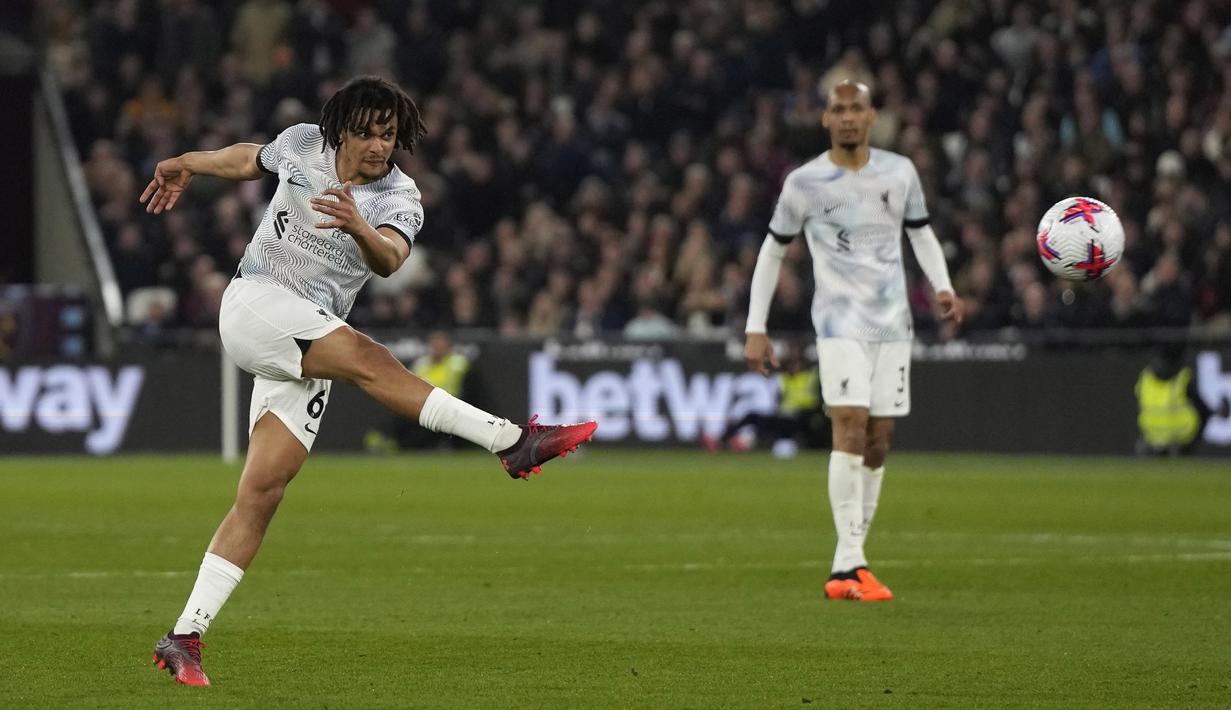 Pemain Liverpool, Trent Alexander-Arnold, melepaskan tendangan saat melawan West Ham United pada pekan ke-33 Liga Inggris 2022/2023, Kamis (27/4/2023). (AP Photo/Alastair Grant)