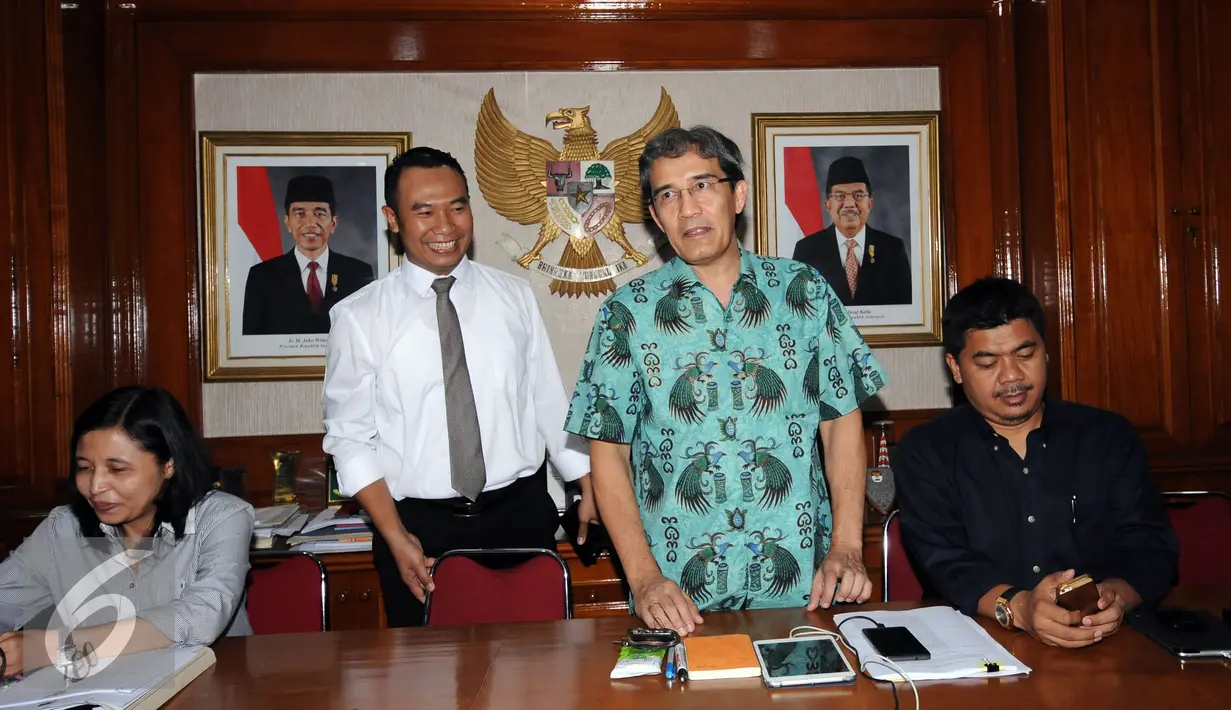 Komisioner KPU, Hadar Nafis Gumay (ketiga kiri) berdiri usai terpilih sebagai Plt Ketua KPU Pusat di Jakarta, Selasa (12/7). Hadar akan memimpin KPU hingga terpilihnya Ketua yang baru. (Liputan6.com/Helmi Fithriansyah)