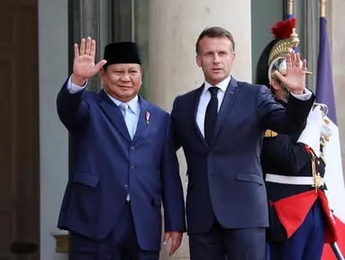 Presiden Prancis Emmanuel Macron (kanan) menyambut Presiden Indonesia Prabowo Subianto sebelum pertemuan bilateral di Istana Elysee, Paris pada 14 Juli 2025. (Ludovic MARIN/AFP)
