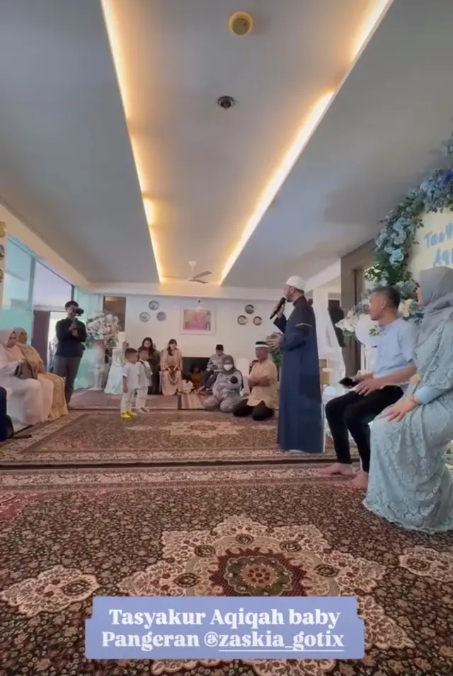 7 Potret Zaskia Gotik gelar akikah anak ketiga, akrab dengan putri sambung