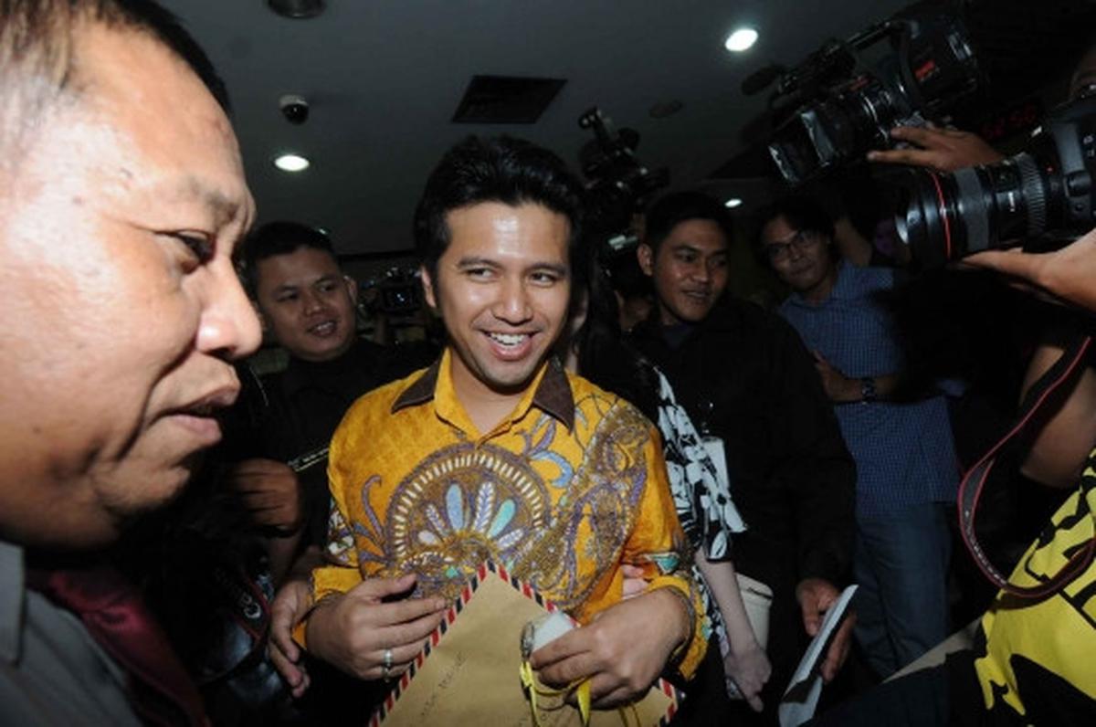 Kemesraan Arumi Bachsin dampingi Emil Elestianto lapor harta ke KPK