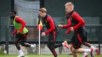 Pemain Belgia Mandela Keita (kiri),Kevin De Bruyne (tengah) dan Arthur Vermeeren melakukan pemanasan selama sesi latihan sebagai bagian dari persiapan timnas untuk Euro 2024 di Tubize, Selasa (4/6/2024). (VIRGINIE LEFOUR / Belga / AFP)