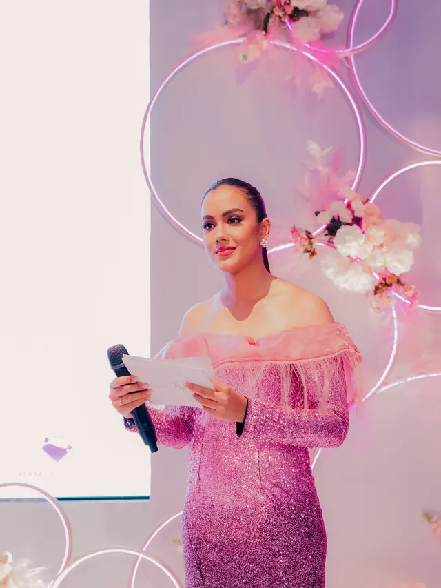 Intan Aletrino menjadi MC acara peluncuran Brilliant Skin.