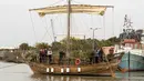 Anggota otoritas benda antik Israel mencoba replika kapal dagang Hellenic berusia 2500 tahun untuk berlayar di Pelabuhan Haifa, Israel (17/3). Kapal ini ditemukan di lepas Pantai Kibbutz, Israel. (AFP Photo/Jack Guez)