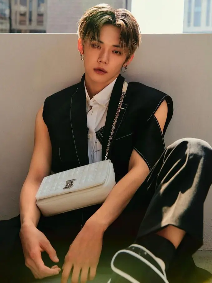 Adu Gaya 8 Seleb Korea Tenteng Tas Lola Burberry Senilai Rp30 Juta, dari ITZY hingga Yeonjun TXT