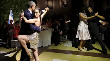 Presiden Barack Obama, dan istrinya, Michelle Obama, berdansa tango dengan penari dalam jamuan makan malam kenegaraan bersama Presiden Argentina Mauricio Macri di Buenos Aires, Argentina, (23/3). (REUTERS/Carlos Barria)