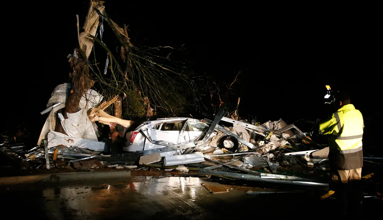 Sebuah mobil tertimpa reruntuhan usai tornado menghantam kawasan tersebut di Canton, Texas, AS, Sabtu (29/4). Satu orang dilaporkan tewas dan puluhan lainnya luka-luka. (Tom Fox / The Dallas Morning News via AP)