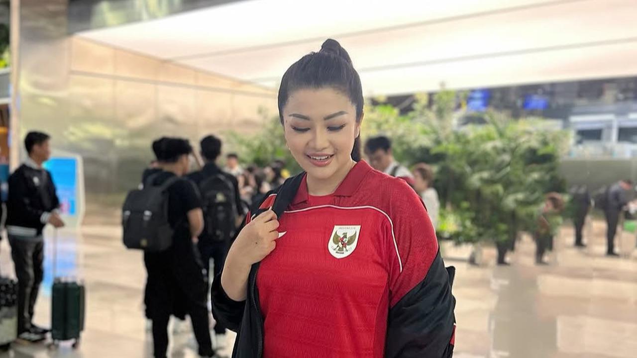 Terniat, 5 Potret Fitri Carlina Terbang ke Sydney Demi Dukung Timnas Indonesia Lawan Australia