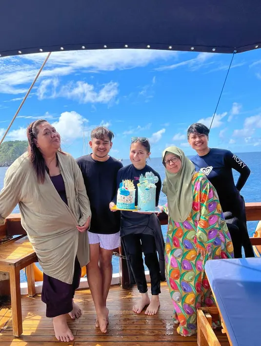 Perayaan ulang tahun Priily Latuconsina ke-27. [Foto: Instagram/prillylatuconsina96]