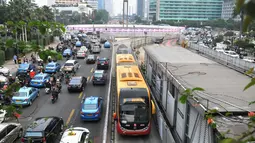 Adanya penyempitan jalan imbas dari proyek pembangunan jalur MRT menyebabkan arus busway dari Bundaran HI dialihkan ke arus contraflow hingga depan EX Plaza, Jakarta, Rabu (4/6/14). (Liputan6.com/Johan Tallo)