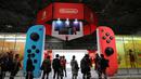 Nintendo memperkenalkan konsol barunya, Switch di Tokyo, Jumat (13/1). Nintendo akan membanderol konsol barunya ini dengan harga 29,980 yen atau sekitar Rp 3,5 juta dan dijual secara global. (AP Photo/ Koji Sasahara)