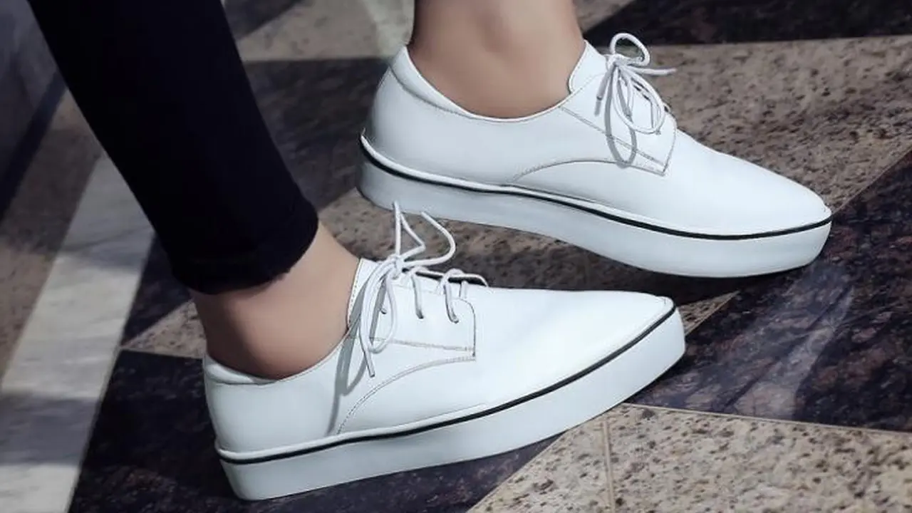 Trik Cerdas Buat Sepatu Putih Seperti Baru dengan Baking Soda