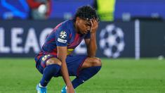 Pemain Barcelona, Lamine Yamal, tampak kecewa setelah ditaklukkan Atletico Madrid pada leg pertama perempat final Liga Champions 2025/2026 di Stadion Camp Nou, Kamis (9/4/2026). (AP Photo/Joan Monfort)