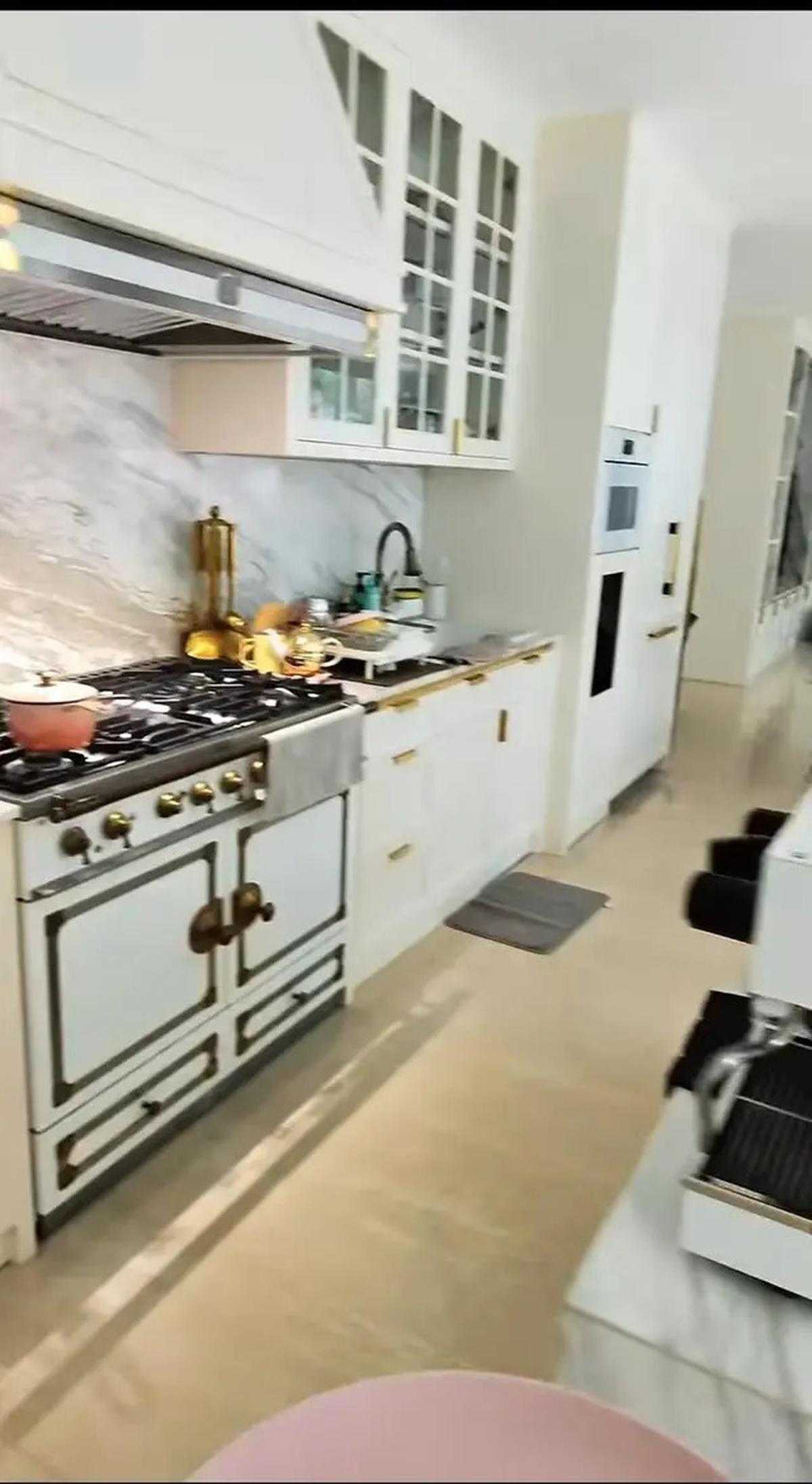 6 Potret Dapur di Rumah Ayu Dewi, Nuansa Putihnya Bikin Betah