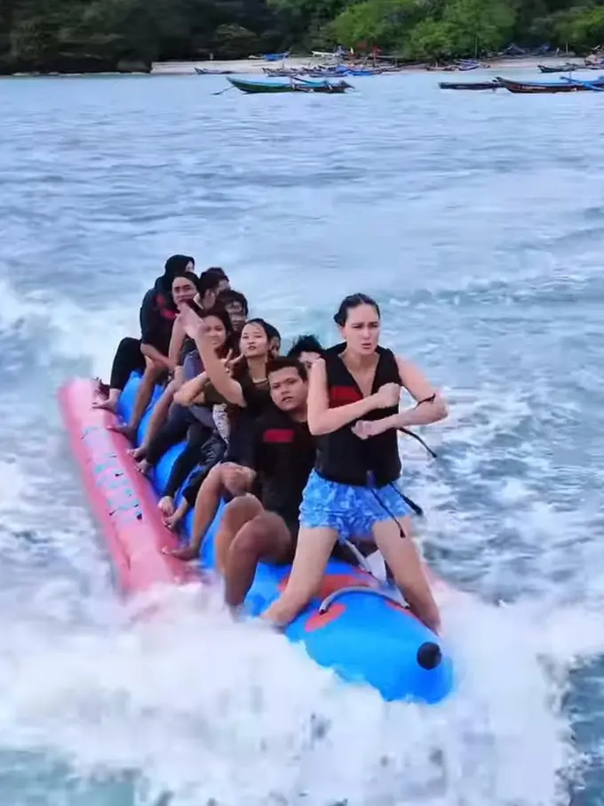 Naik Banana Boat, Luna Maya Tampil Sporty Ikut Tren Aura Farming ala Bocah Pacu Jalur