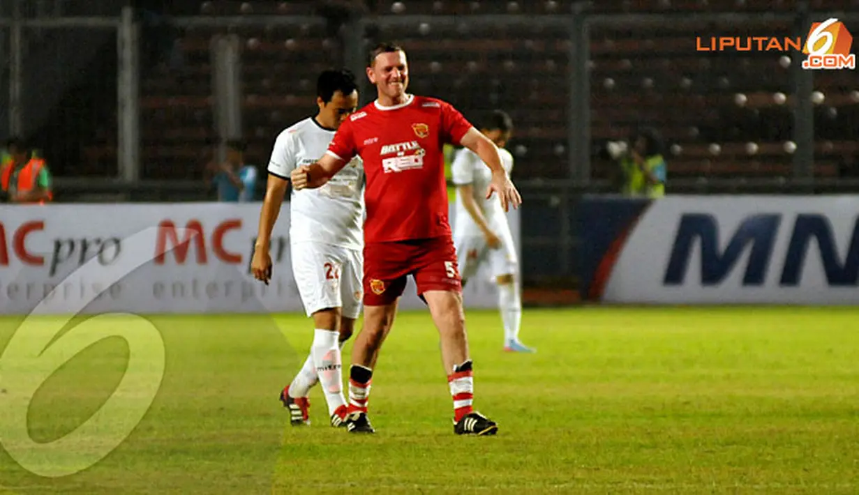 Lee Sharpe (5) mengepalkan tangan usai menjebol gawang Indonesia Red yang dikawal Hendro Kartiko (Liputan6.com/Helmi Fithriansyah)