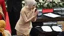 Baju tradisional yang lekat dengan ikon Jeng Yah yang diperankan Dian Sastro di serial Gadis Kretek ini juga diminati oleh beberapa anggota DPR RI di momen pelantikan mereka.