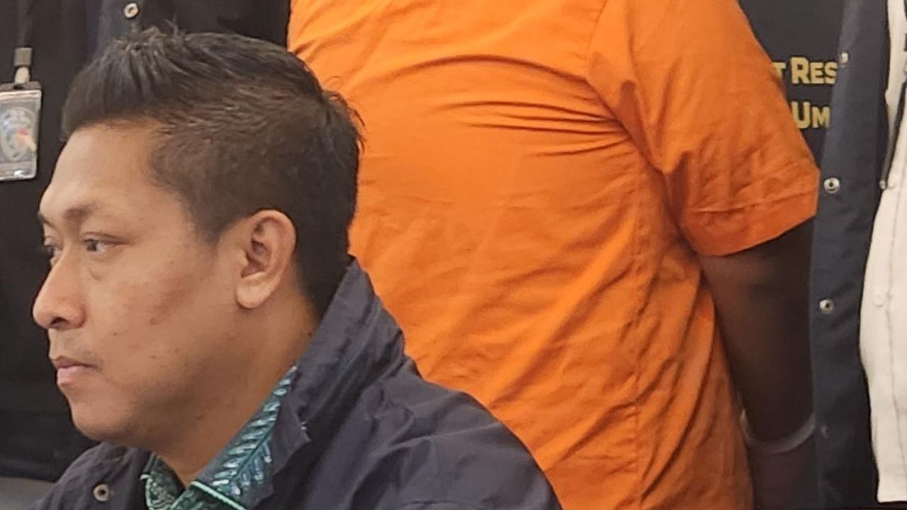 Tangan Terborgol dan Baju Tahanan Kekecilan, Pengemudi Fortuner Arogan Kini Tertunduk Lesu