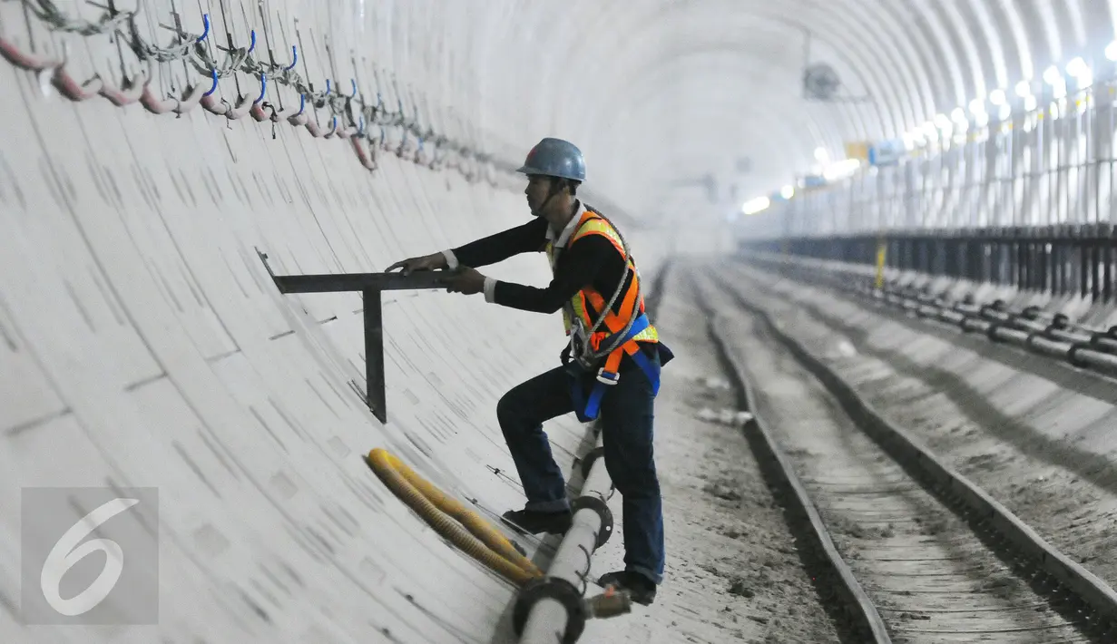 Seorang pekerja saat menyelesaikan proyek pembangunan MRT di Jakarta, Rabu (14/12). Perubahan desain itu karena pemerintah mengubah standar kegempaan untuk DKI Jakarta. (Liputan6.com/Angga Yuniar)