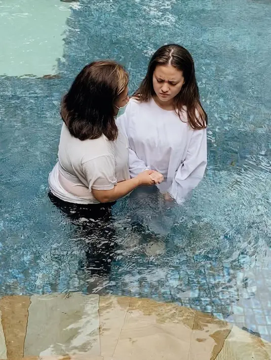 Marsha menuturkan perasaannya usai menjalani proses pembabtisan. Ia mengatakan, setelah prosesi tersebut dirinya menjadi lebih tenang dan juga ada beberapa perubahan dari sebelumnya. (Instagram/aruanmarsha)