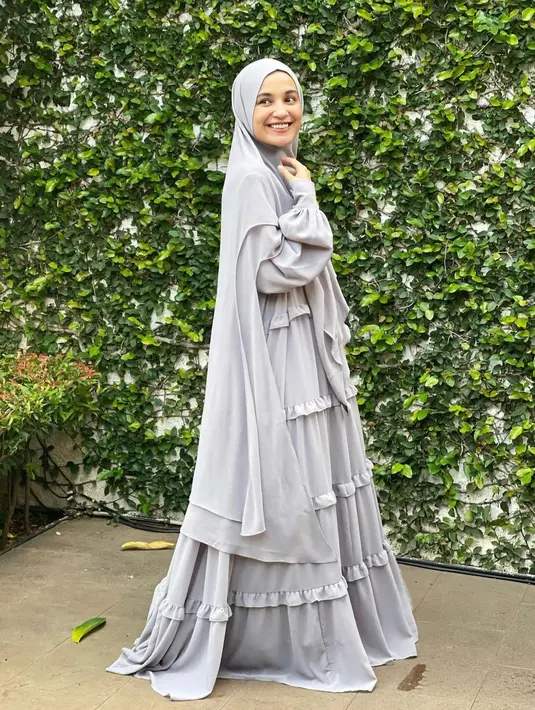 Tampil syar'i dengan one set gamis syar'i dengan detail ruffle saat menghadiri acara buka bersama dengan teman dan kerabat. (instagram/shireensungkar)