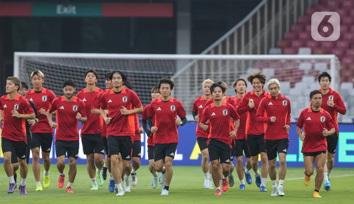 Pemain Timnas Jepang menjalani sesi latihan resmi di Stadion Utama Gelora Bung Karno, Senayan, Jakarta Pusat, Kamis (14/11/2024). (Liputan6.com/Angga Yuniar)