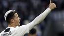 Striker Juventus, Cristiano Ronaldo, melakukan selebrasi usai meraih gelar juara Serie A 2019 di Stadion Juventus, Sabtu (20/4). Juventus menang 2-1 atas Fiorentina. (AP/Luca Bruno)