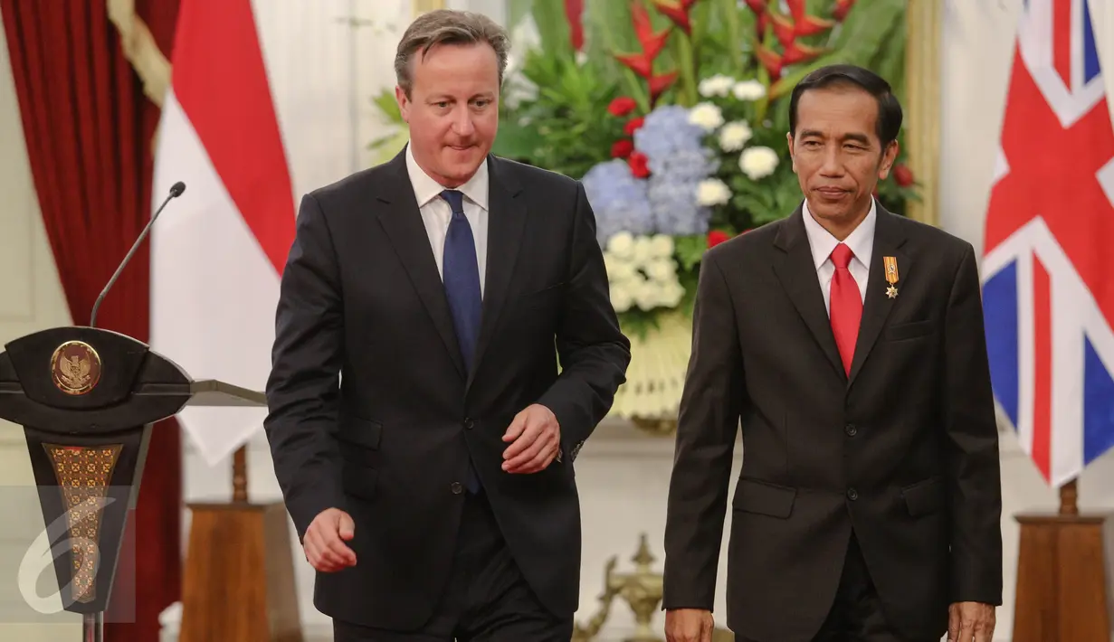Presiden Jokowi dan PM Inggris David Cameron usai memberikan pernyataan di Istana Negara, Jakarta, Senin (27/7). Keduanya melakukan pertemuan bilateral untuk meningkatkan hubungan kerjasama kedua negara di berbagai bidang. (Liputan6.com/Faizal Fanani)