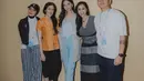 Tutup busana serba biru, Raline Shah mengenakan outer nude keabuan berkerah tinggi yang transparan [@ralineshah]