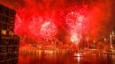 Kembang api meledak berlatar belakang cakrawala kota New York pada perayaan Hari kemerdekaan Amerika Serikat di atas Sungai Timur, Rabu (4/7). AS merayakan hari kemerdekaan yang jatuh pada 4 Juli atau dikenal Independence Day 4th July. (AP/Andres Kudacki)