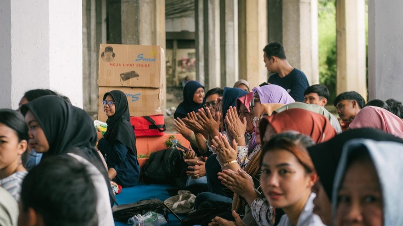 8 Potret Andien Buka Sekolah Gratis di Tengah Tumpukan Sampah Rawa Bebek, Banjir Pujian