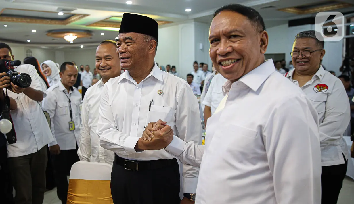 Zainudin Amali (kanan) dan Menko Pembangunan Manusia dan Kebudayaan (PMK) Muhadjir Effendy melakukan salam komando saat acara serah terima jabatan sebagai pelaksana tugas (Plt) Menteri Pemuda dan Olahraga di Wisma Kemenpora Jakarta, Kamis (16/3/2023). (Liputan6.com/Faizal Fanani)