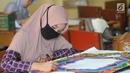 Peserta membuat kaligrafi kategori mushaf Alquran pada lomba MTQ Tingkat Kota Tangerang Selatan, Banten, Selasa (18/9). Tiga katagori yang dilombakan adalah kaligrafi mushaf Alquran, naskah, dan kontemporer. (Merdeka.com/Arie Basuki)