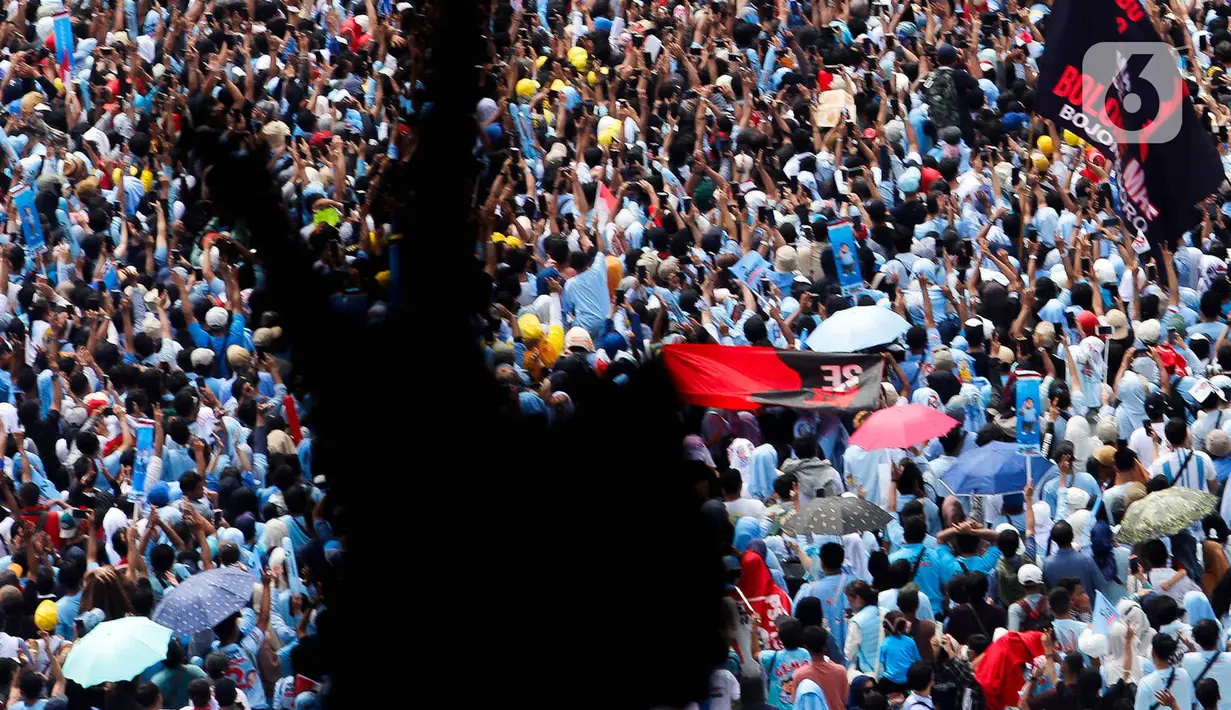 Massa pendukung mayoritas menggunakan kaos berwarna biru bergambar Prabowo-Gibran. (Liputan6.com/Herman Zakharia)