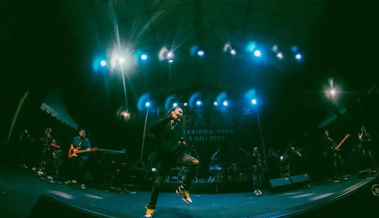 Aksi panggung Rizky Febian saat menghibur penonton pada konser Acara Grand Opening SPARK, Samarinda, Sabtu (2/7/2022) malam.  Kekasih Mahalini Raharja itu tampil mengenakan sweater hitam dan celana sobek-sobek. (Instagram/rizkyfbian)