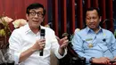 Menkumham, Yasonna H Laoly (kiri) memberi keterangan jelang menyerahkan SK Pengesahan Komposisi dan Personalia DPP Partai Golkar 2014-2019 ke Sekjen Partai Golkar Munas Bali, Idrus Marham di Jakarta, Selasa (26/4/2016). (Liputan6.com/Helmi Fithriansyah)