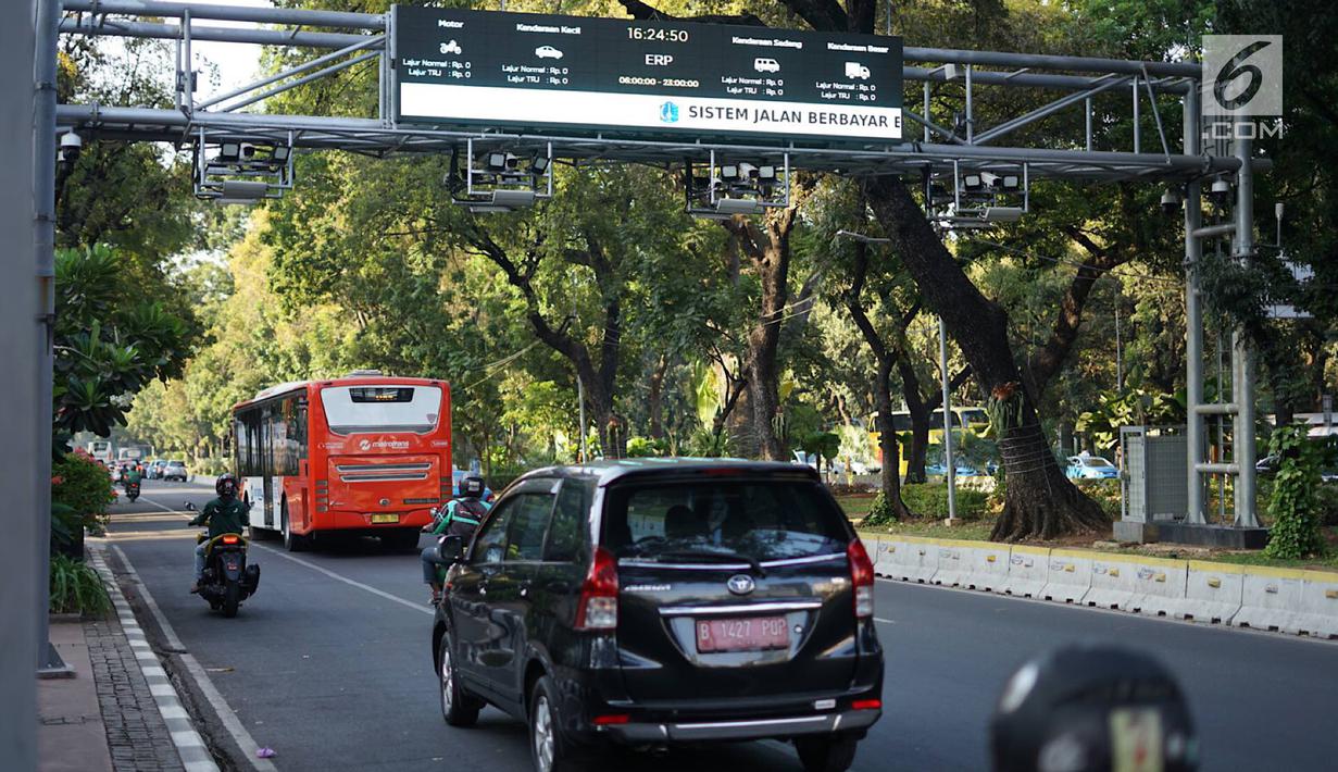 Kendaraan melintas di bawah mesin electronic road pricing (ERP) di Jalan Medan Merdeka Barat, Jakarta, Rabu (11/9/2019). Pemprov DKI menghapus anggaran APBD 2019 sebesar Rp40,9 miliar untuk jalan berbayar atau ERP setelah mendapatkan opini hukum dari Kejaksaan Agung. (Liputan6.com/Immanuel Antonius)